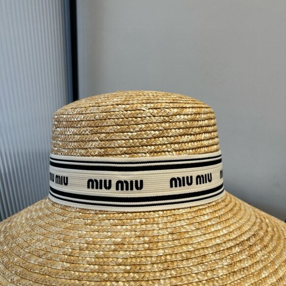 Miumiu's new straw hat - Picture 6 of 9